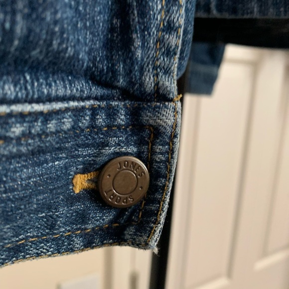 Jones fitted jean shirt/jacket. Slender fit jean shirt. - Picture 7 of 7